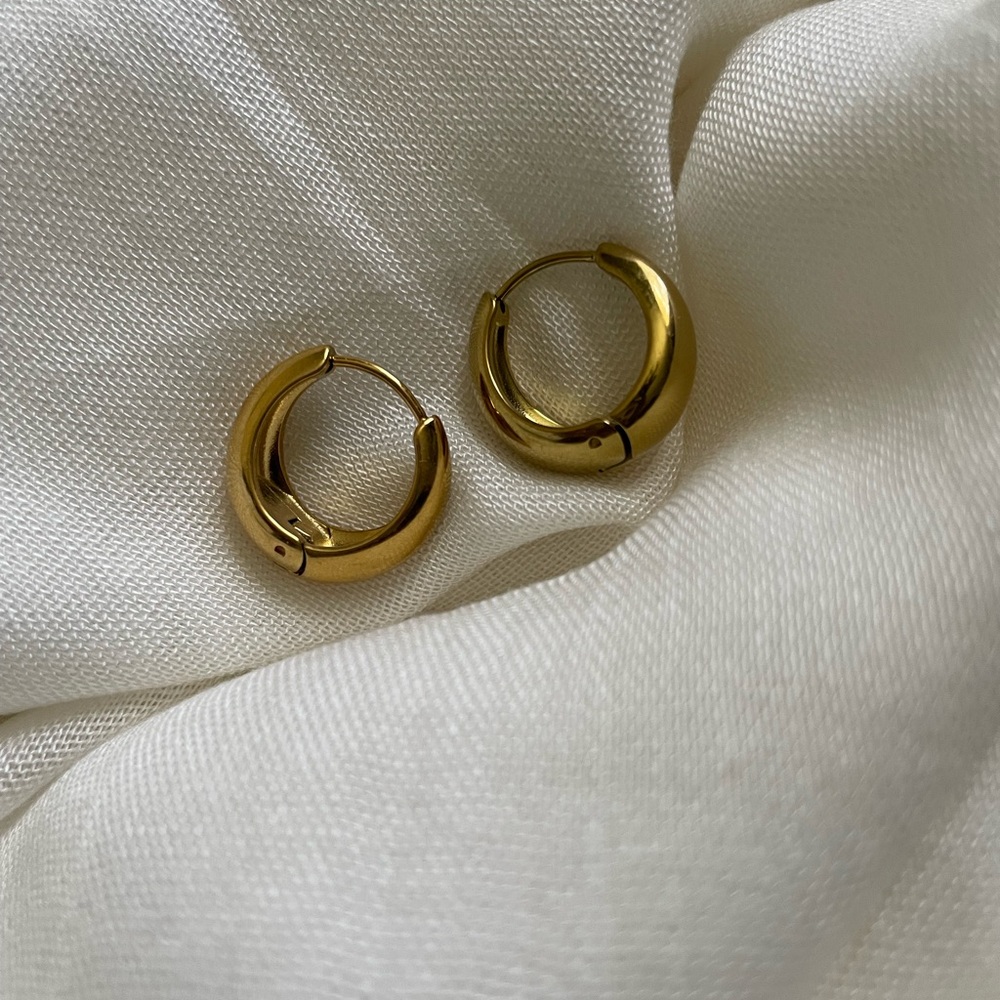 18K Gold-Plated Huggie Hoop Earrings - Picture 2 of 7
